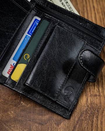 Klasyczny, pionowy portfel z zapięciem, skóra naturalna, RFID Stop — Pierre Andreus