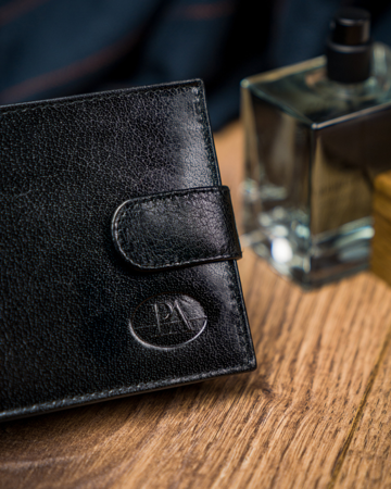 Poziomy, klasyczny portfel męski z zapięciem, skóra licowa, RFID Stop — Pierre Andreus